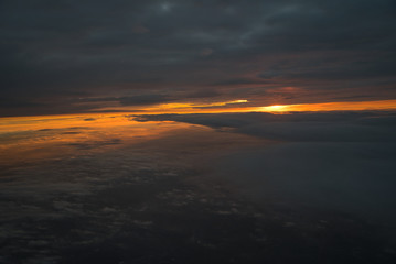 Über den Wolken Sonnenuntergang aus dem Flugzeug