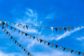 Weiß-blaue Wimpel am bayerischen Himmel