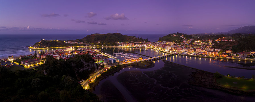 Vista Panoramica Del Pueblo Marinero De Ribadesella En El Principado De Asturias, España, Con La Desembocadura Del Rio Sella En El Mar Cantabrico, Al Atardecer