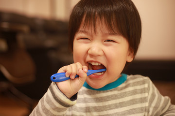 歯磨きする男の子