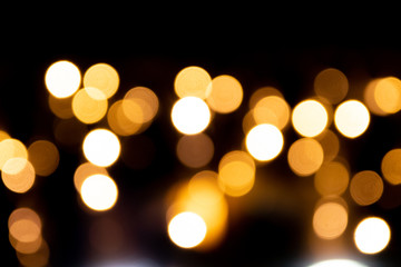 Festlicher Hintergrund mit goldenem Bokeh und schöner Unschärfe von weihnachtlicher Beleuchtung als leuchtender Hintergrund für Einladungskarten und Party-Festlichkeiten