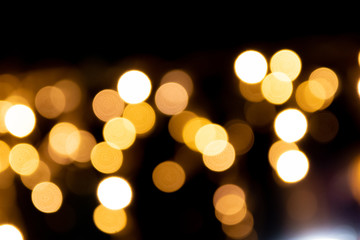 Festlicher Hintergrund mit goldenem Bokeh und schöner Unschärfe von weihnachtlicher Beleuchtung als leuchtender Hintergrund für Einladungskarten und Party-Festlichkeiten