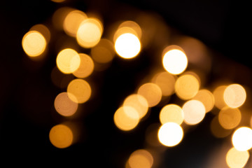 Festlicher Hintergrund mit goldenem Bokeh und schöner Unschärfe von weihnachtlicher Beleuchtung als leuchtender Hintergrund für Einladungskarten und Party-Festlichkeiten