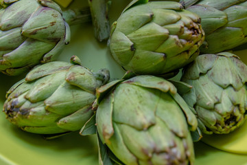Obraz premium Raw green artichokes
