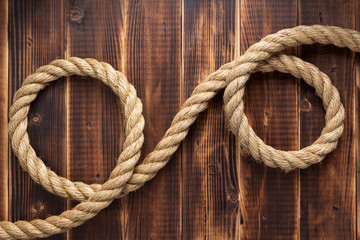 Obraz premium ship rope at wooden background