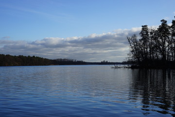 Ruhige, blaue Flusslandschaft