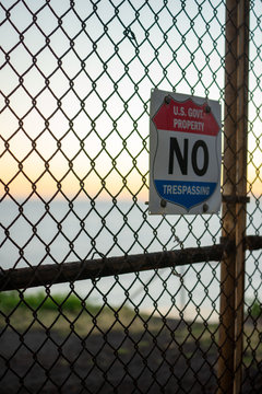 no tressparing sign on fence 