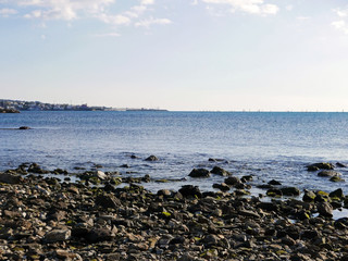 scenica vista invernale di scogli e mare trasparente
