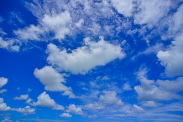 Obraz premium Blue sky with white clouds