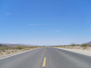 Fototapeta na wymiar In den Horizont laufende Straße im Death Valley