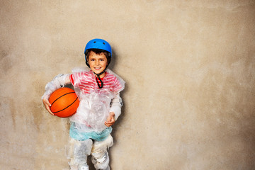 Kid and basketball ball overprotecting bubble wrap - obrazy, fototapety, plakaty