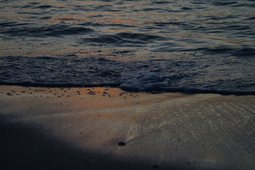 Romantischer Sonnenuntergang am Meer mit Horizont und Möven