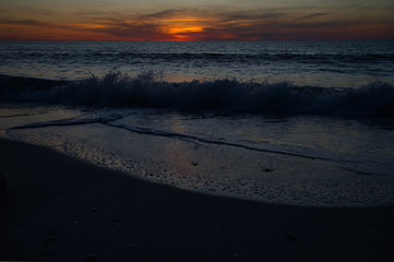 Romantischer Sonnenuntergang am Meer mit Horizont und Möven