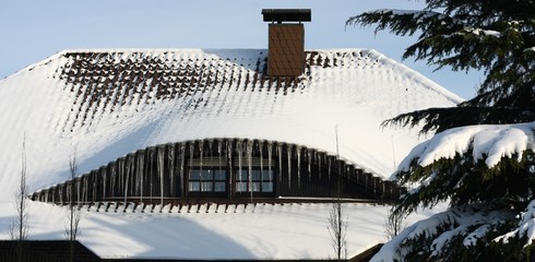 Wintereinbruch mit Minusgraden zaubert lange Eiszapfen an Dächer und Dachrinnen und sorgt für...