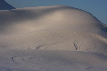 Schneebedeckte Winterlandschaft durch starke Schneefälle in Winterparadies und Wintersportgebiet verzaubert für Skifahren, Snowboarden und Skilanglauf als Wintersport und Winterurlaub