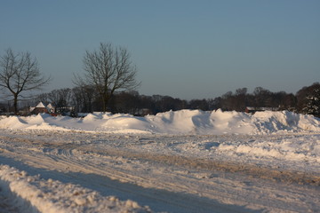 Schneebedeckte Winterlandschaft durch starke Schneefälle in Winterparadies und Wintersportgebiet verzaubert für Skifahren, Snowboarden und Skilanglauf als Wintersport und Winterurlaub