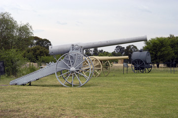 Fototapeta na wymiar Long Tom cannon at the Womens Memorial in Bloemfontein