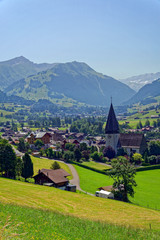 Village en été dans les montagnes