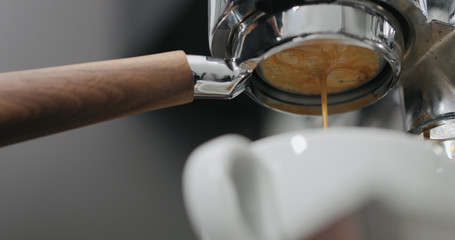 Pulling espresso shot with naked portafilter