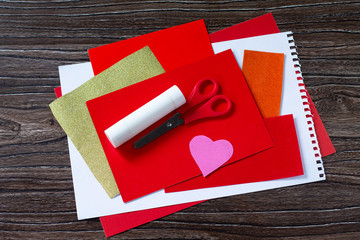 The child makes a birthday card. Step 1. Children's art project crafts for children. Craft for...