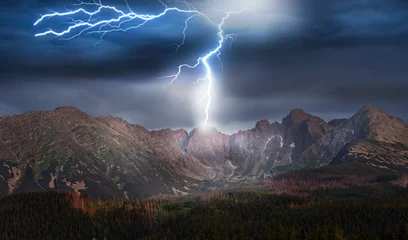 Zelfklevend Fotobehang onweer en bliksem over de bergen © ambrozinio