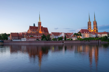 Obraz premium Widok na wyspę katedralną Tumski z przeciwnej strony Odry. Katedra św. Jana Chrzciciela. Kościół św. Bartłomieja.