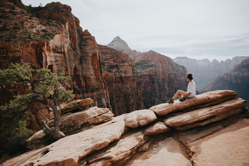 Femme contemplant la vue à Zion National Park