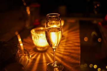 Sekt trinken im kerzenlicht