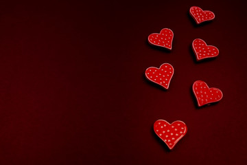 Serca na ciemno czerwonym tle