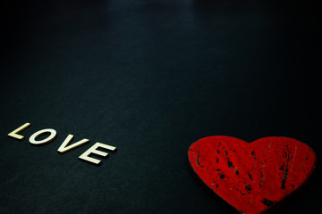 Love, napis na czarnym tle z dekoracją walentynkową