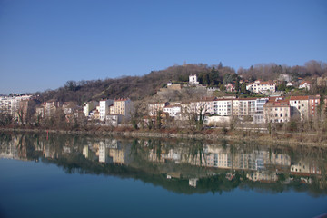 Fototapeta na wymiar Vue de Caluire se reflétant dans le Rhône