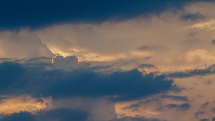 Naklejka premium Dawn sky with dark clouds illuminated by the sun.