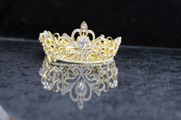 Krone mit Spiegelung schwarz