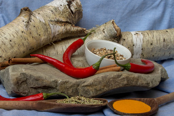 Kuchenne przyprawy na kamiennym blacie.