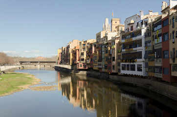 Obraz premium Colorful building next to Girona River