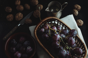 Bodegon estilo rústico con uvas y nueces