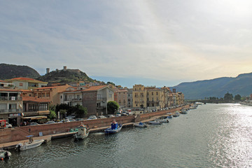 Fototapeta premium Bosa die bunte Stadt am Fluß Temo, Sardinien