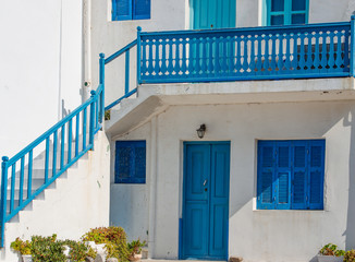 Front Seiten von kleinen Häusern und deren kleinen Gassen auf der Vulkaninsel Nisyros am...