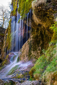 Wasserfall inmitten wilder Natur