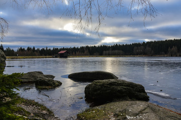 ein stiller See im Wald der Fichtelsee in Bayern