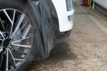 Installing a protective film on the car body to protect the paint on the car.