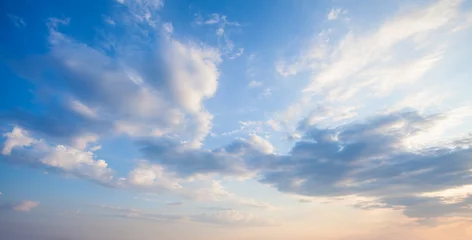 Poster Im Rahmen Blauer Himmel bewölkt Hintergrund. Schöne Landschaft mit Wolken und orangefarbener Sonne am Himmel © artmim