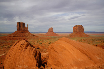 Rocas en primer plano con paisaje en Arizona
