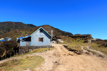 Fototapeta na wymiar house in the mountains in Kalapokhri , India