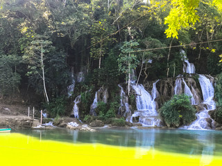 Cascada en lago verde.