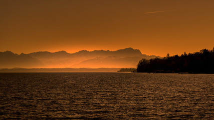Fototapeta na wymiar Blick über den Starnberger See bei Sonnenuntergang