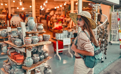 Obraz premium Young girl tourist travels