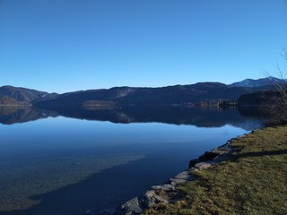 Fototapeta na wymiar ein sonniger Wintertag am Walchensee