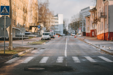 Fototapeta premium puste miasto rozmywa drogę, ulica miasta bez ludzi