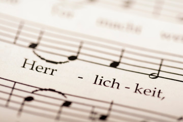 Herrlichkeit - Symbolfoto mit Notenblatt